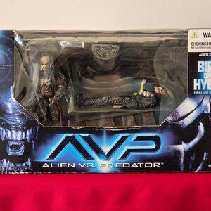 2005 ALIEN VS PREDATOR ACTION FIGURES, COMPLETE SET, MINT IN THE BOX!!!